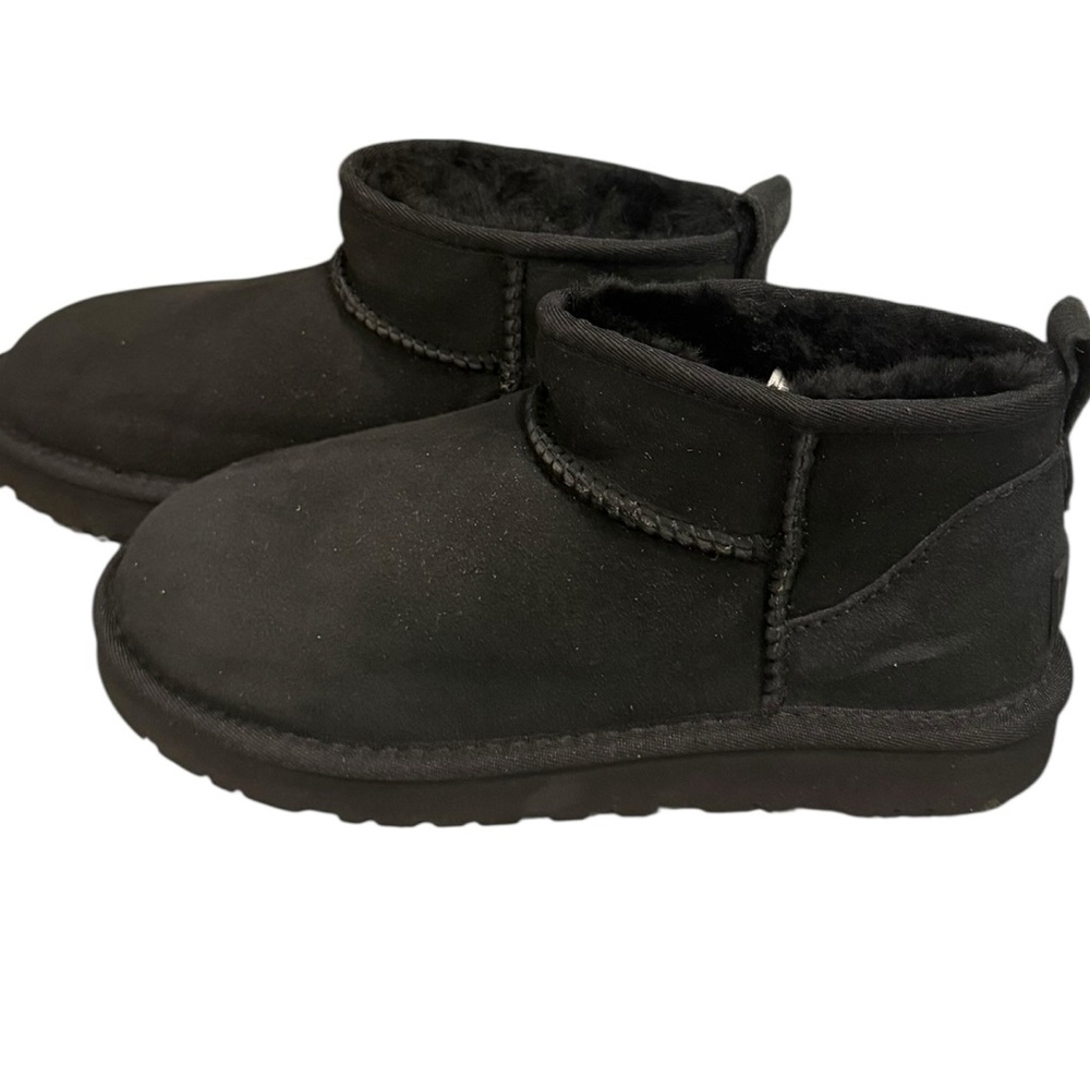 NWOT UGG Black Ultra Mini Suede Boots Size 7